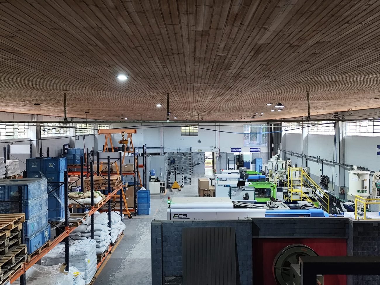 Parque fabril da Hexxia com injetoras e centros de usinagem CNC no chão de fábrica